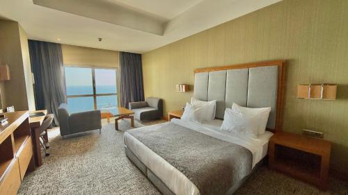 A bed or beds in a room at The Green Park Pendik