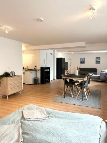 a living room with a table and a kitchen at New Studio, Central & Quiet in Munich