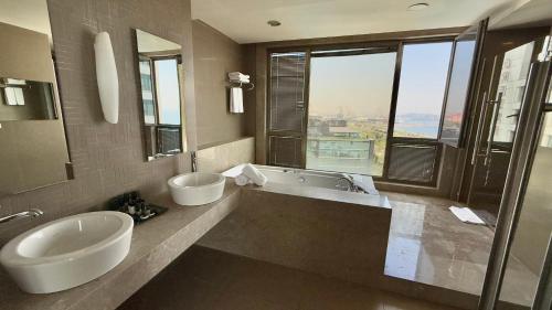 A bathroom at The Green Park Pendik