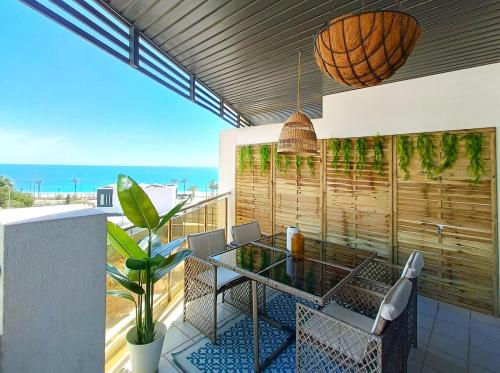 Alkan Suites con terraza en 1º linea de playa y piscina