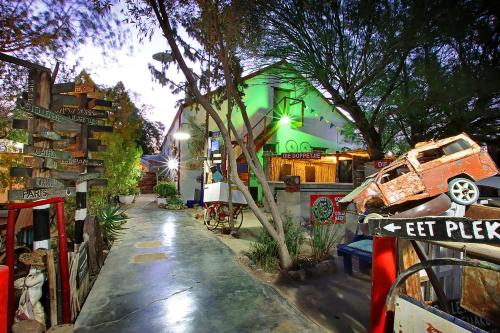 una strada con un edificio verde con un'auto sopra di Ark Gastehuis and Williston Mall a Williston