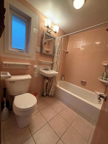 Phòng tắm tại Idyllic Wooded Lakeside Retreat