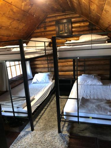 Giường trong phòng chung tại Idyllic Wooded Lakeside Retreat