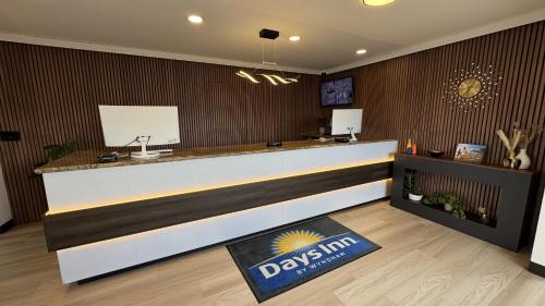 Days Inn by Wyndham Ridgecrest near China Lake Naval Stationに飾ってある許可証、賞状、看板またはその他の書類