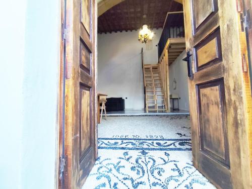 eine offene Tür zu einem Raum mit einer Treppe in der Unterkunft Lindos Central in Lindos