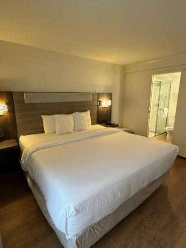 Postel nebo postele na pokoji v ubytování Holiday Inn Express Denver Central - North