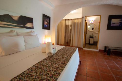 a hotel room with a bed and a mirror at Bambuddha Centro Holistico in Barra Vieja