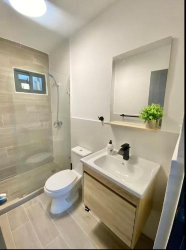 Ένα μπάνιο στο Punta Cana Jardines 3 Habitaciones