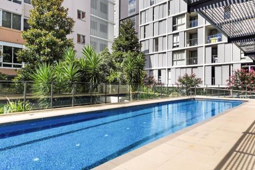 a swimming pool in the middle of a building at Modern 2BR Apartment in Sydney