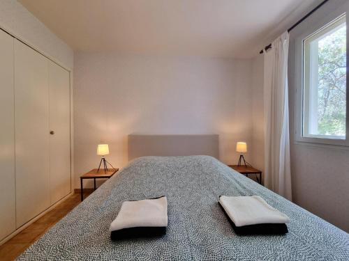 a bedroom with a bed with two towels on it at Le Paradis in Cazedarnes