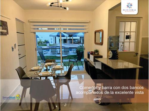 a kitchen and dining room with a table and chairs at Departamento nuevo en Manzanillo in Manzanillo