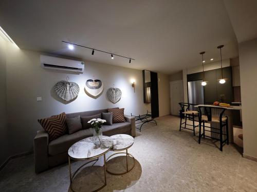 una sala de estar con un sofá y una mesa en Ficus Suite 001, en Oroklini