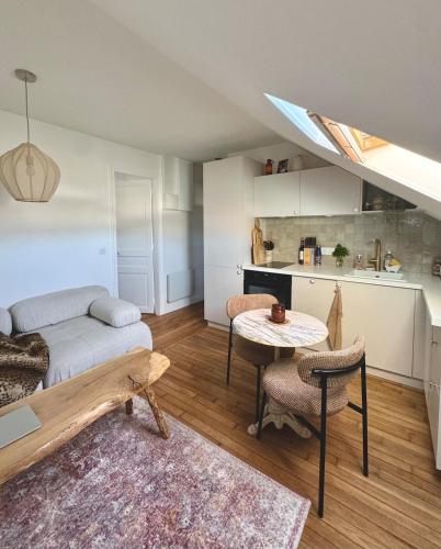 un salon avec un canapé et une table dans l'établissement Meudon Jewel Near Paris, à Meudon