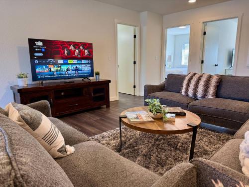 un salon avec deux canapés et une télévision à écran plat dans l'établissement Homestead Village - Two Bedroom Condo Top Floor, à Sandpoint