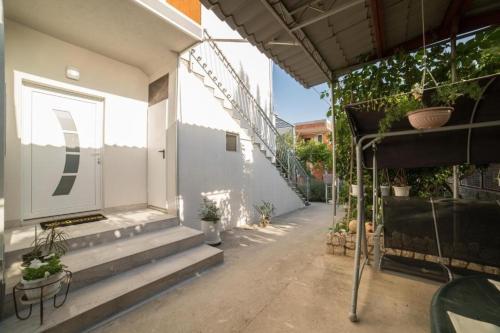 Apartments with a parking space Kastel Kambelovac, Kastela - 24311