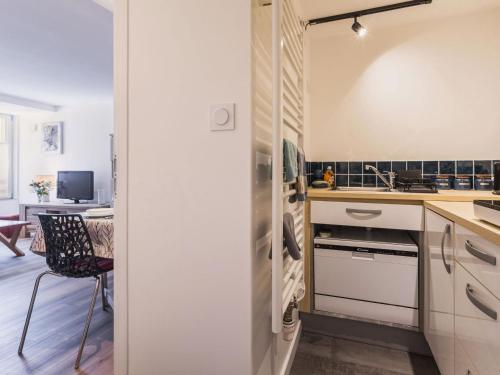 une cuisine avec un évier et un plan de travail dans l'établissement Appartement atypique avec wifi au cœur de Clisson - FR-1-306-1310, à Clisson