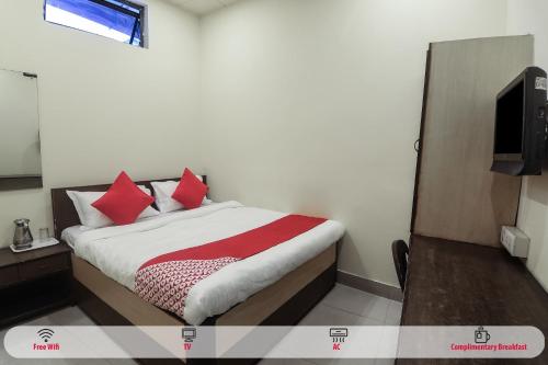 Postel nebo postele na pokoji v ubytování Hotel O Golden Peak