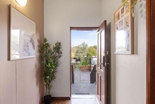 Fotografie z fotogalerie ubytování Relaxing Double Room in Belmore - Convenient Stay Near Shops - Shared Bathroom v destinaci Sydney