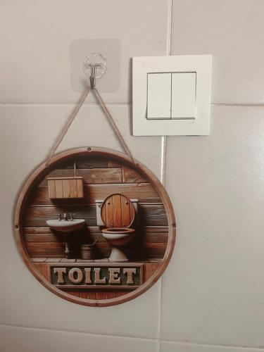 Kampong Batu MaungにあるNaura Homes Penangの壁に掛けられた木製のトイレの標識
