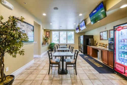 Una cocina o zona de cocina en New Luxurious 1BR Apartment Heated Pool Spa & Sauna