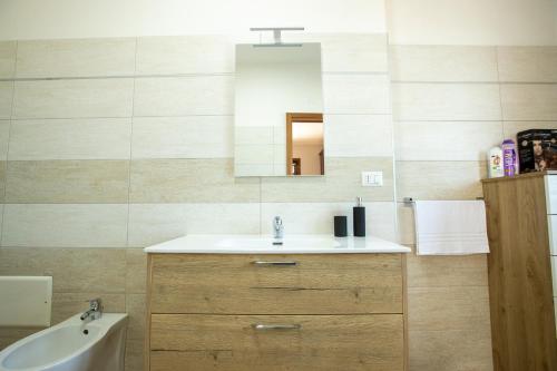 a bathroom with a sink and a mirror at Il Rifugio del Principe in Gesualdo