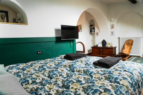 a bedroom with a bed with a blue and white blanket at Stairway to Heaven in Como