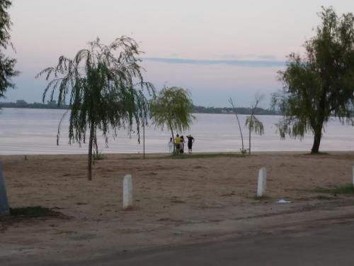 2 personnes debout sur une plage près de l'eau dans l'établissement Villa Corsina, à Colón