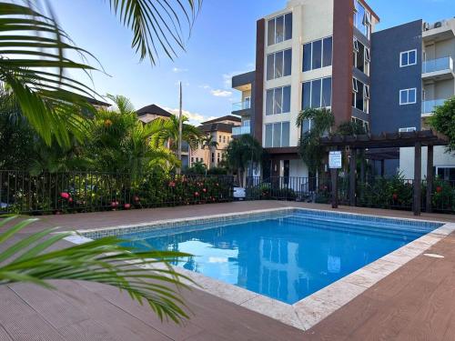 Πισίνα στο ή κοντά στο Modern and Cozy 1BR Condo in KGN