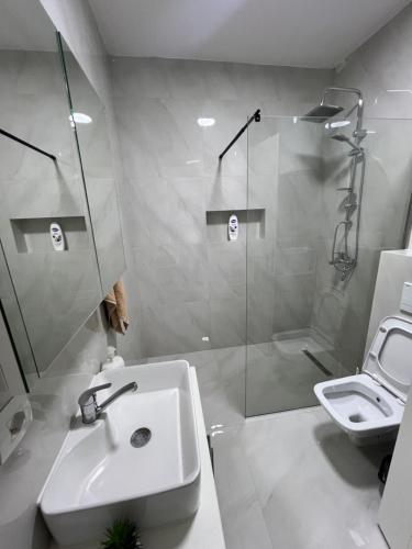 Ένα μπάνιο στο The Modern City