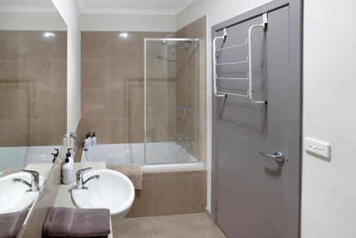 Un baño de Peak 105