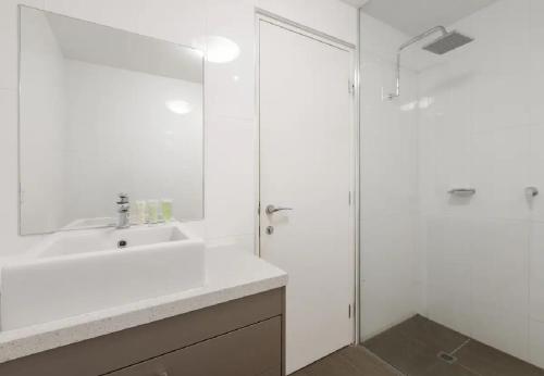 Ένα μπάνιο στο Two Bedroom Treasure on William - Sleeps 4