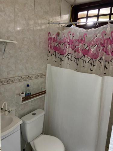 un bagno con un water e una tenda da doccia di Caminho da praia ad Arraial do Cabo