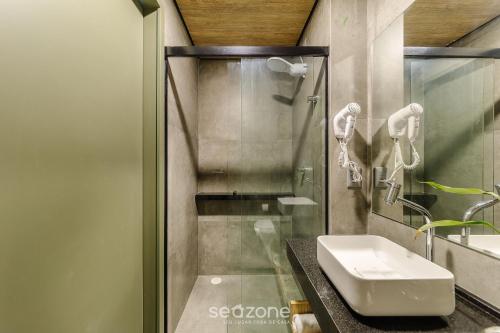 a bathroom with a sink and a shower at NWTs - Estúdios em Prédio com Vista Mar in Maceió