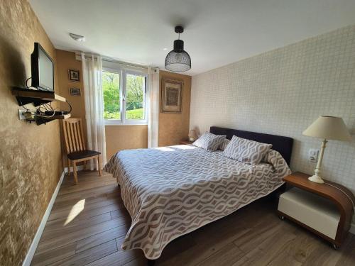 una camera da letto con un letto e una finestra di Apartment in Erquy near Scenic Beaches a Erquy