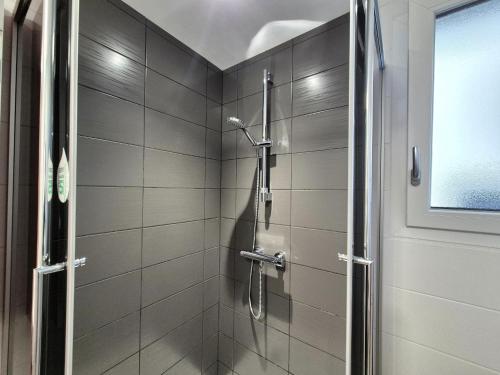 una doccia con una porta in vetro in un bagno di Apartment in Erquy near Scenic Beaches a Erquy