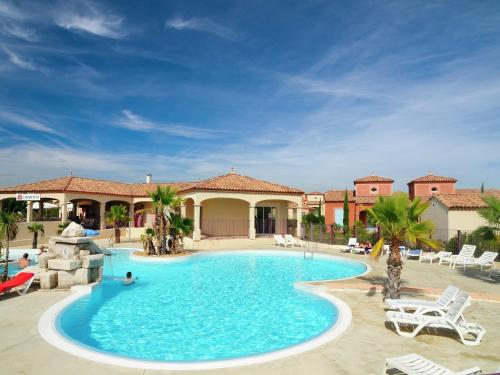 - une grande piscine dans un complexe avec des personnes dans l'établissement Villa in Les Hauts du Lac with Lake View, à Homps
