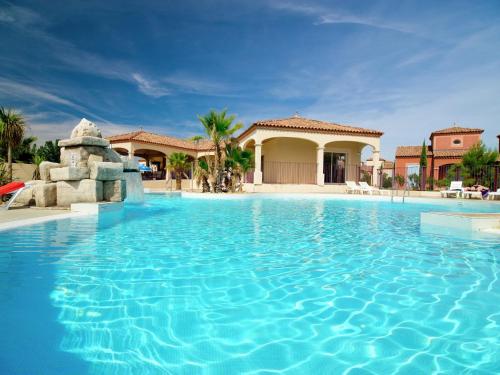 une grande piscine devant une maison dans l'établissement Villa in Les Hauts du Lac with Lake View, à Homps