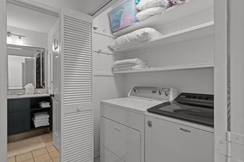 Una cocina blanca con fregadero y estufa. en Gramma Dot's Marina House, en Sanibel