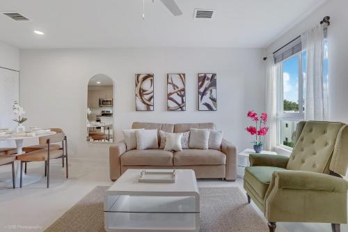 una sala de estar con un sofá y una mesa en Beachside Bliss, 1BR Condo with Pool at Dania Beach, en Dania Beach