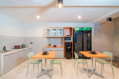 Η κουζίνα ή μικρή κουζίνα στο Bali Loop Coliving & Coworking