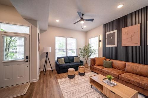 Posezení v ubytování Luxury New 3BR CLE Clinic UnivCircle Little Italy