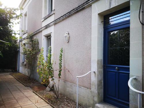 a blue door on the side of a building at Les Folies d 'Oscar in Châtellerault