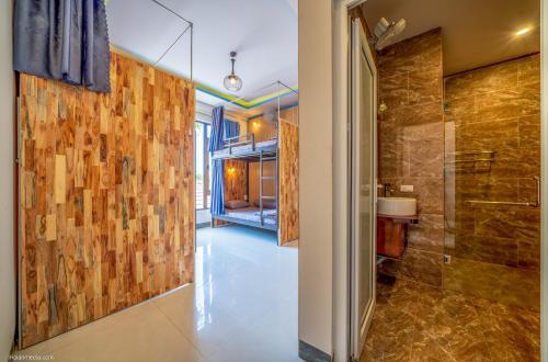 Un baño con ducha a ras de suelo y lavabo. en Riverside Dorm and Restaurant, en Hoi An