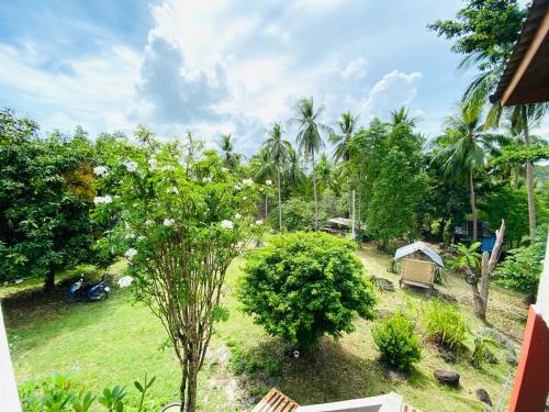 Blue Serenity House in Srithanuにある庭