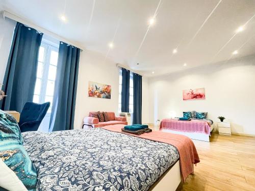 un dormitorio con dos camas y un sofá en Rambla Comfort Rooms, en Barcelona