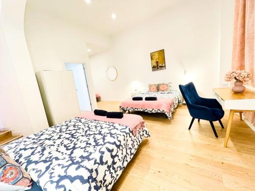 una habitación con dos camas y un escritorio y una mesa en Rambla Comfort Rooms, en Barcelona