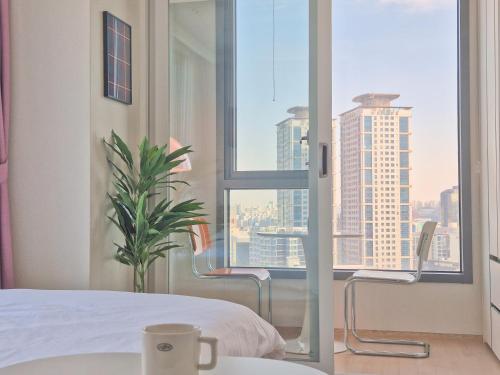 Ένα ή περισσότερα κρεβάτια σε δωμάτιο στο Rest, Sofa Bed City View Bidet Water Purifier in the heart of Seoul