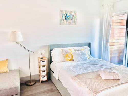 Ένα ή περισσότερα κρεβάτια σε δωμάτιο στο Newly Gated Stylish Steps to Hollywood 2B2B