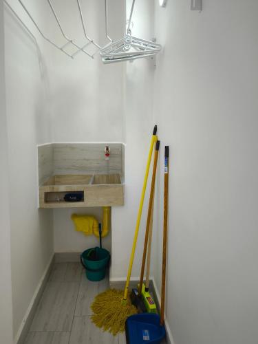 a room with a mop and a sink in a room at Apartamento nuevo en primer piso in Jardin