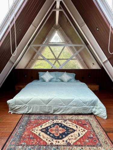 Ένα ή περισσότερα κρεβάτια σε δωμάτιο στο DELIMA A Frame House